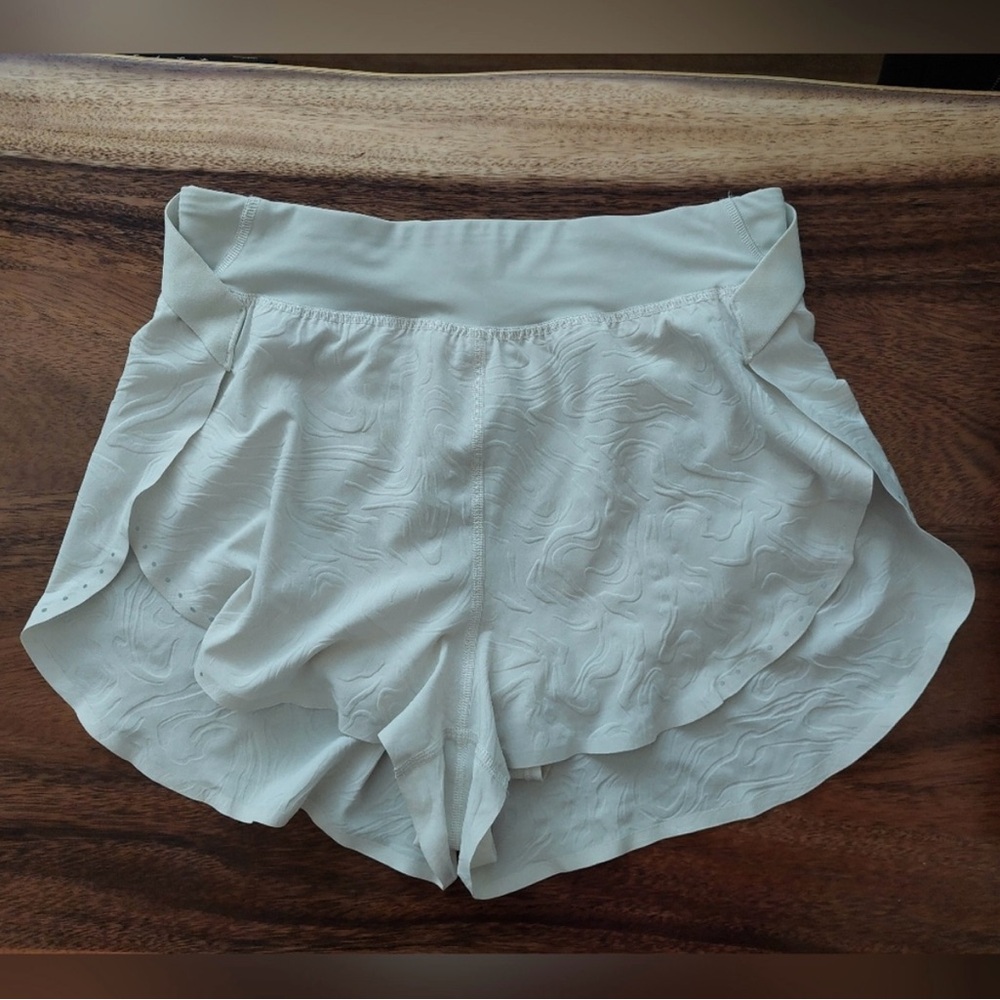 Lululemon Fast and Free HR Airflow embossed color white bone shorts size 4